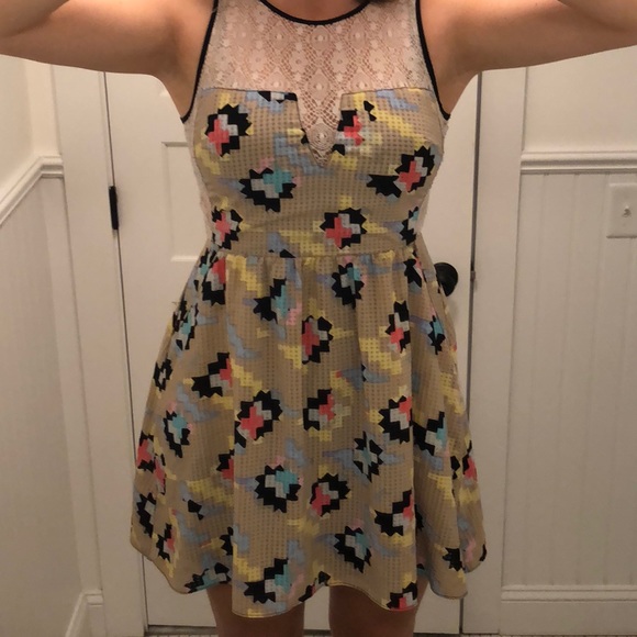 Patterned summer dress with lace neckline and back - Picture 2 of 5